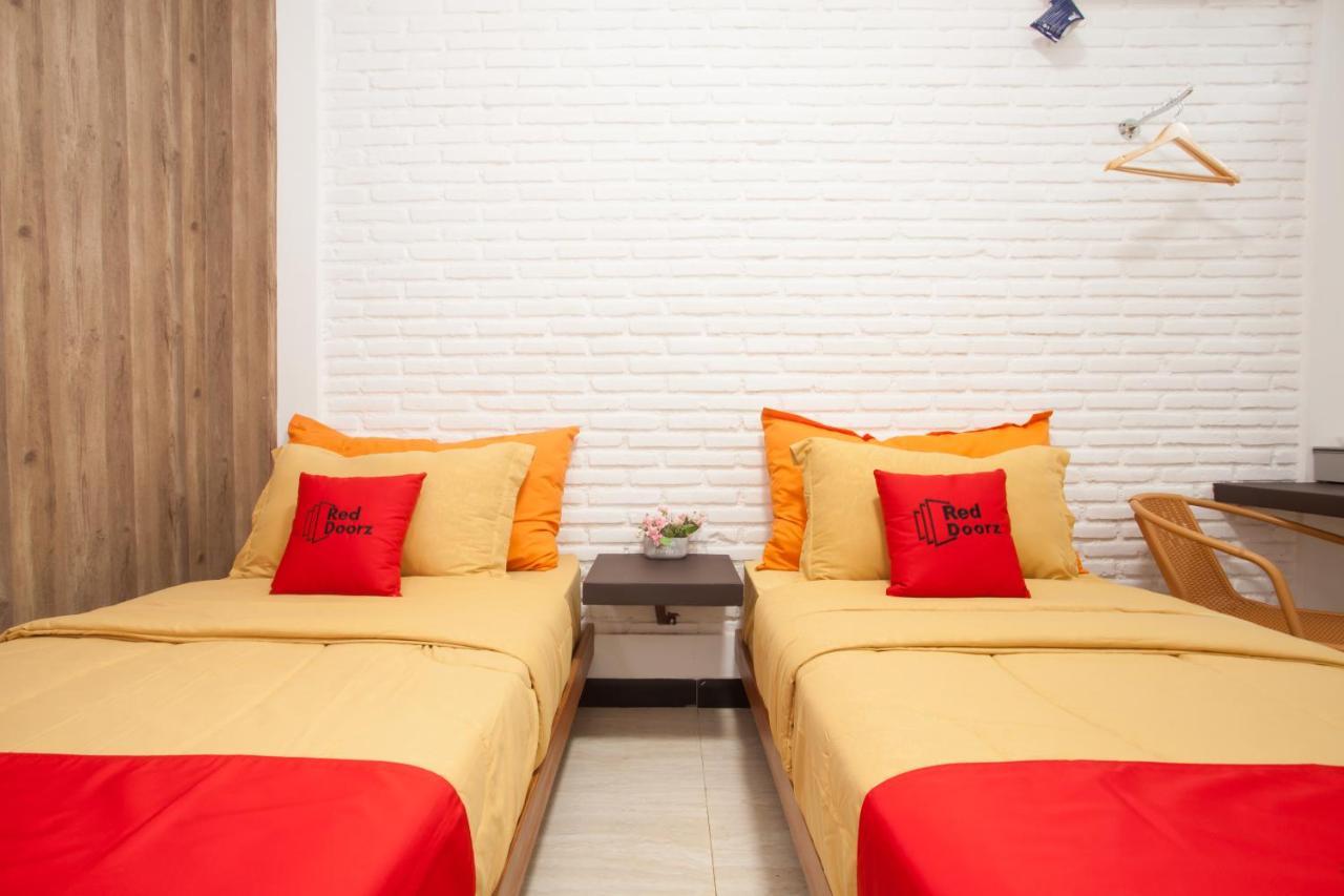 Hotel Reddoorz Near Museum Angkut Batu Batu  Esterno foto