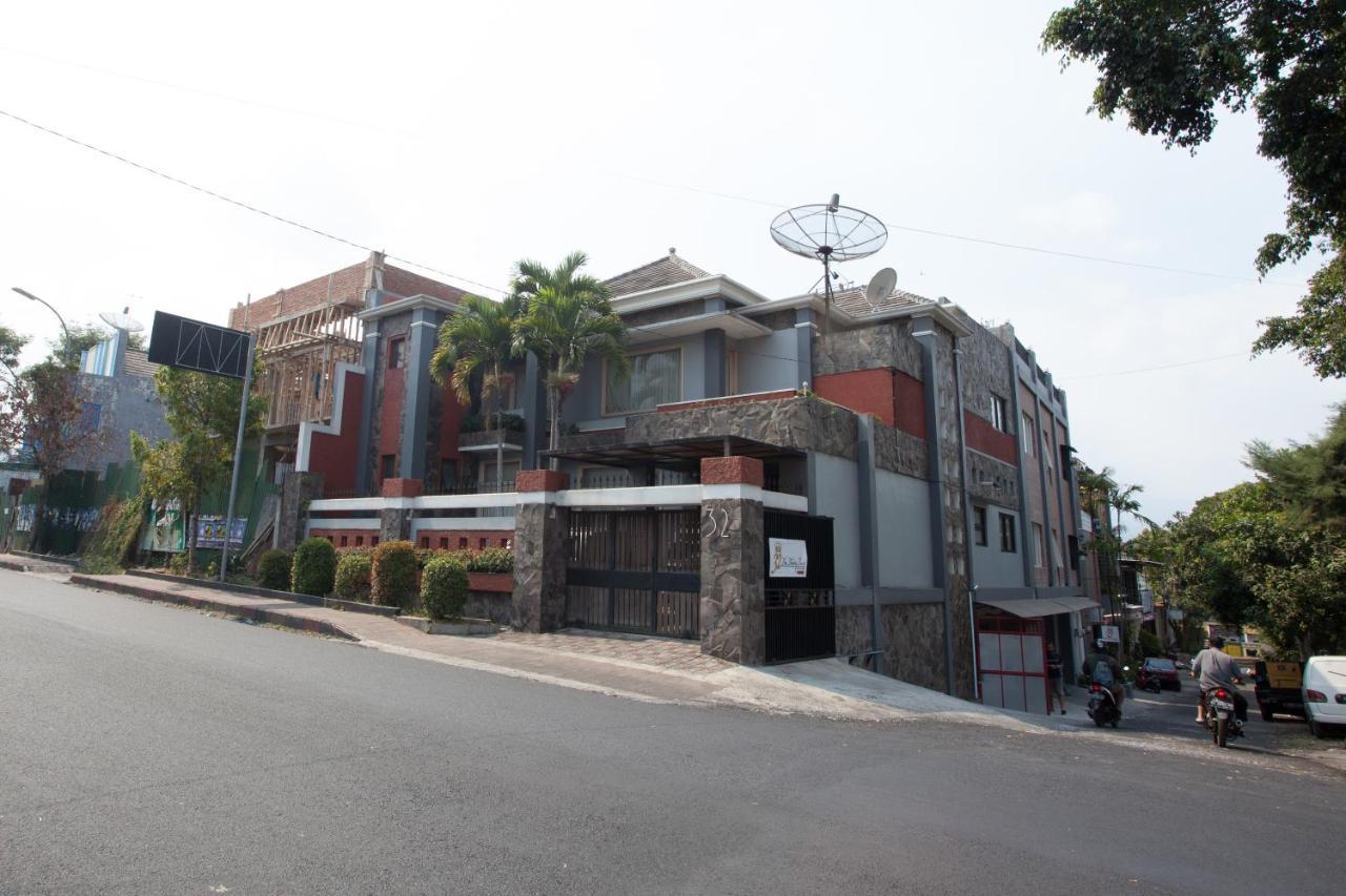 Hotel Reddoorz Near Museum Angkut Batu Batu  Esterno foto